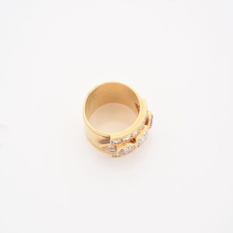 Importante bague bandeau en or jaune (750) ornée de trois diamants taille ancie…