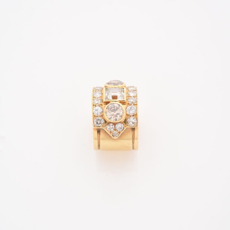 Importante bague bandeau en or jaune (750) ornée de trois diamants taille ancie…