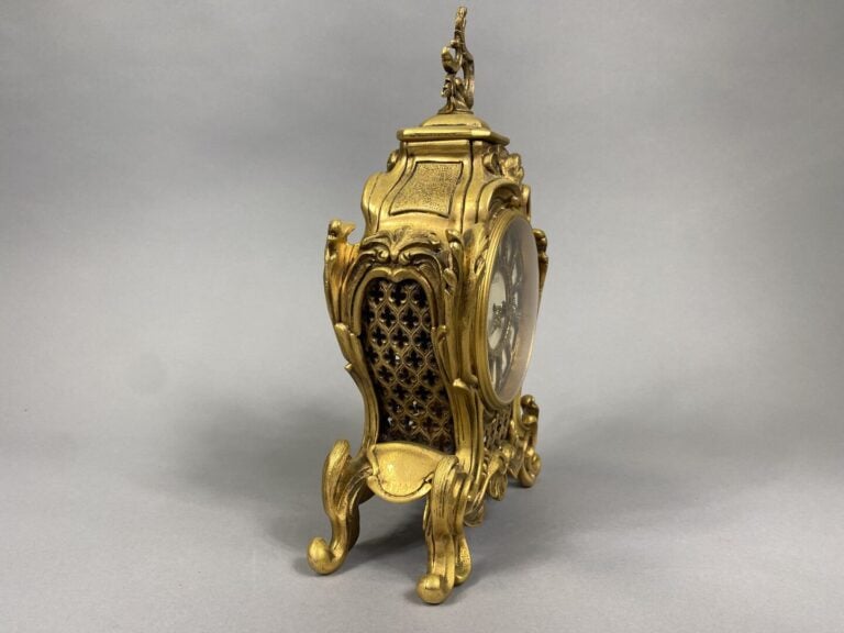 JAEGER Electronic - Pendule cartel en bronze doré de style rocaille à décor de…