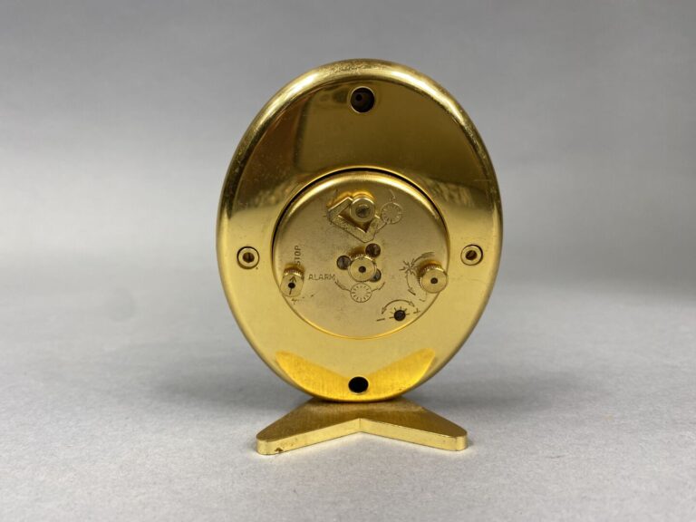 JAEGER-LECOULTRE - Pendulette réveil ovale en métal doré à décor d'une frise de…