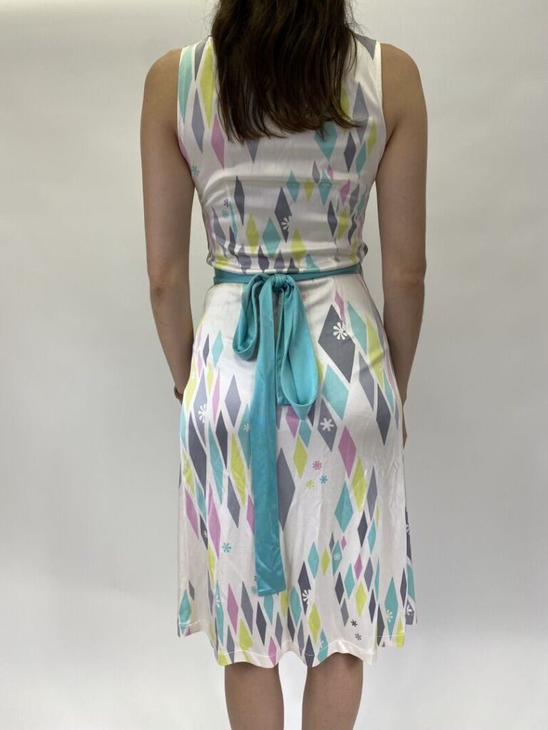 Jérôme L'HUILLIER - Robe portefeuille en soie à motifs géométriques polychromes…