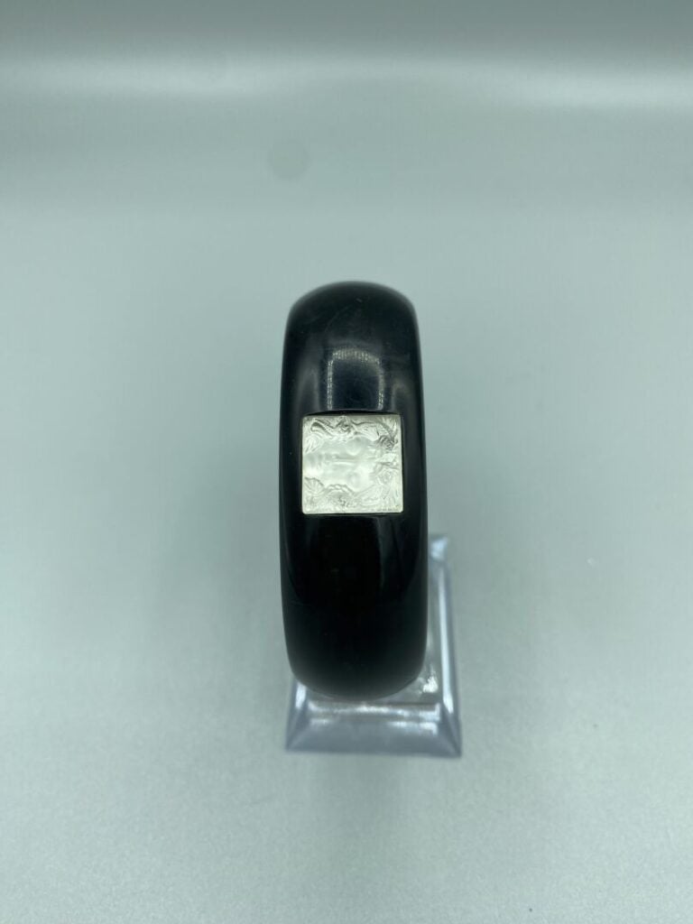 LALIQUE - Bracelet manchette en composition noire centré d'un motif de mascaron…
