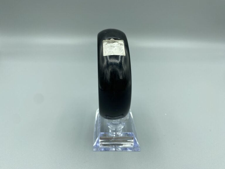 LALIQUE - Bracelet manchette en composition noire centré d'un motif de mascaron…