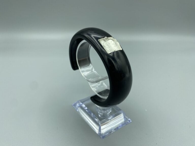 LALIQUE - Bracelet manchette en composition noire centré d'un motif de mascaron…