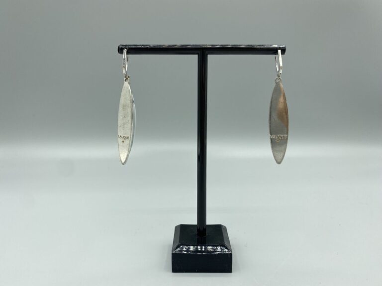 LALIQUE - Paire de pendants d'oreilles en argent (925) de forme goutte ornés d'…