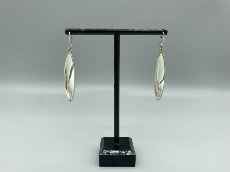 LALIQUE - Paire de pendants d'oreilles en argent (925) de forme goutte ornés d'…