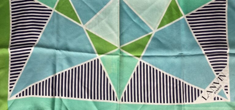 LANVIN, Nina RICCI, etc - Lot de quatre foulards à motifs divers - (petites tac…