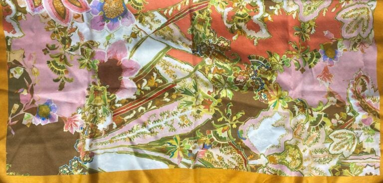 LANVIN, Nina RICCI, etc - Lot de quatre foulards à motifs divers - (petites tac…