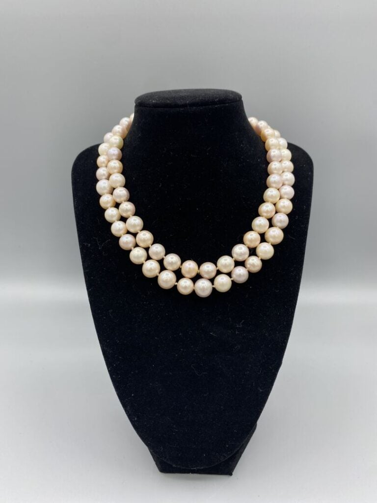 Lot comprenant un collier à double rang de perles de culture dans les tons rosé…