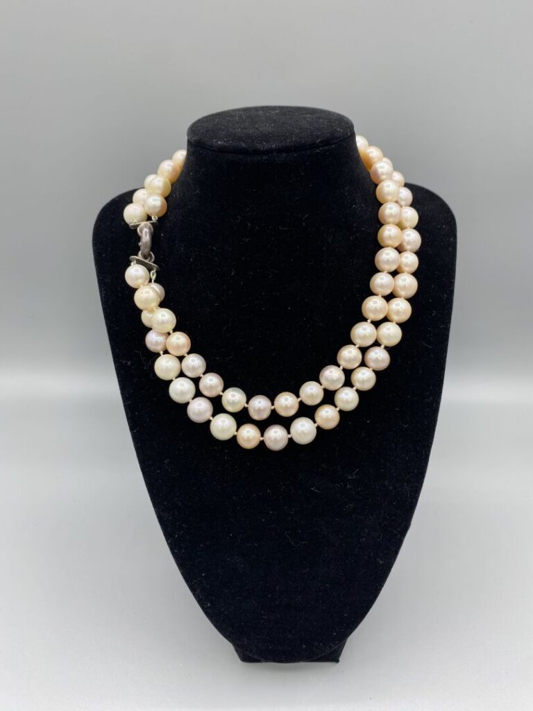 Lot comprenant un collier à double rang de perles de culture dans les tons rosé…