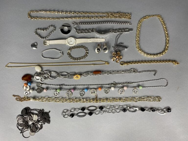 Lot de bijoux fantaisie divers comprenant des colliers, bracelets, montre, broc…