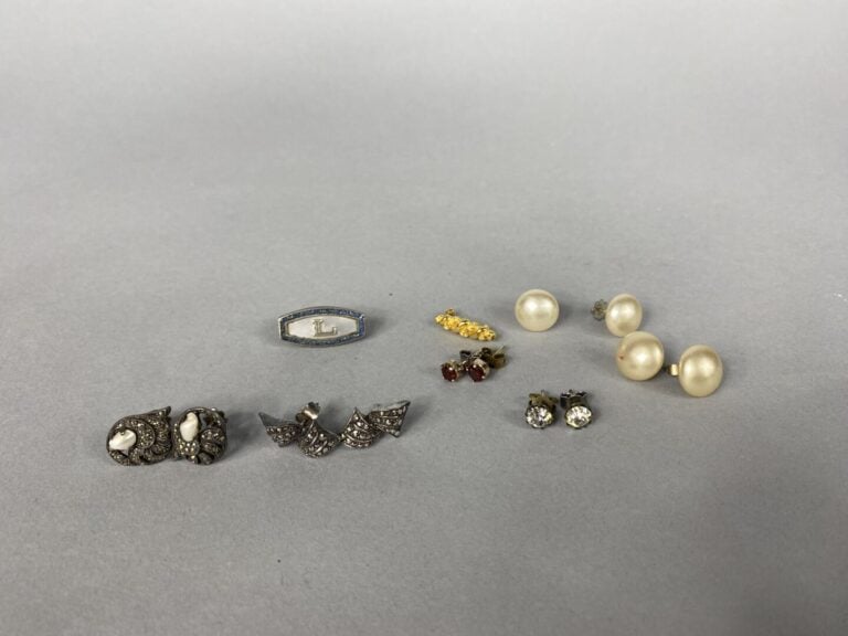 Lot de bijoux fantaisie divers dont colliers, bracelets, manchette, paire de cl…