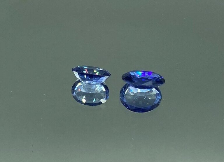 Lot de deux saphirs ovales facettés sur papier - Dim : 13 x 11 mm et 12 x 9 mm…