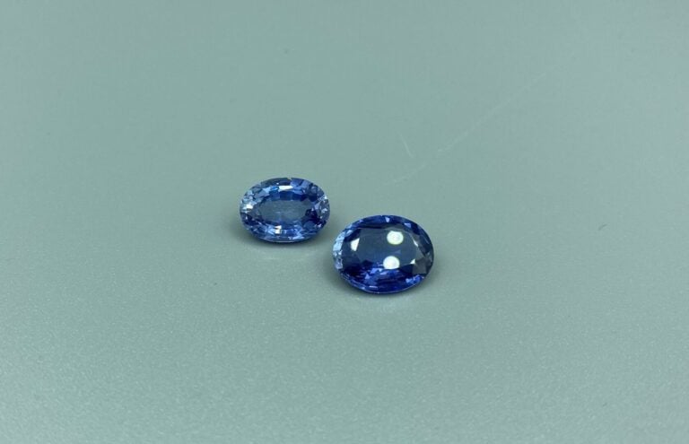 Lot de deux saphirs ovales facettés sur papier - Dim : 13 x 11 mm et 12 x 9 mm…
