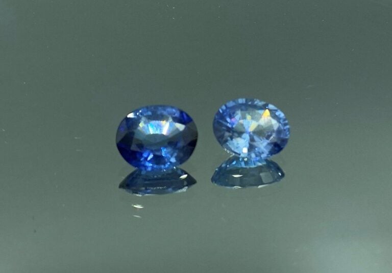 Lot de deux saphirs ovales facettés sur papier - Dim : 14 x 11 mm et 13 x 11 mm…