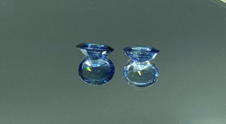Lot de deux saphirs ovales facettés sur papier - Dim : 14 x 11 mm et 13 x 11 mm…