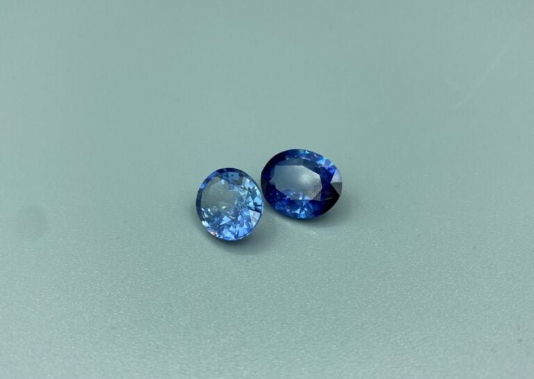 Lot de deux saphirs ovales facettés sur papier - Dim : 14 x 11 mm et 13 x 11 mm…