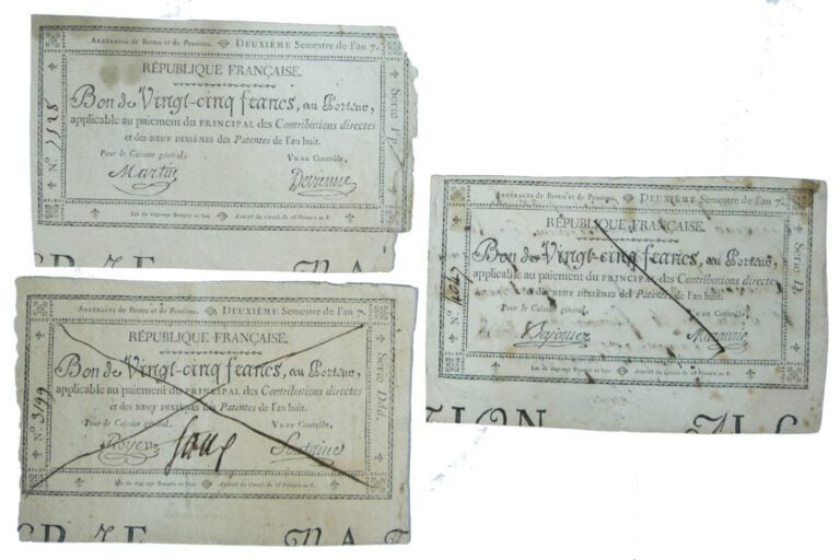 Lot de trois bons au porteur de vingt-cinq Francs dont deux barrés avec inscrip…
