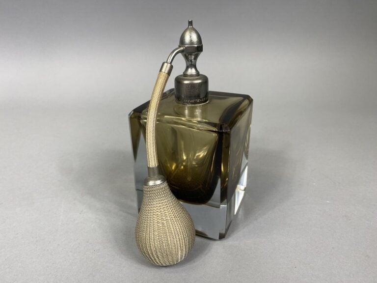 Marcel FRANCK - Flacon vaporisateur en cristal taillé fumé, bouchon en métal br…