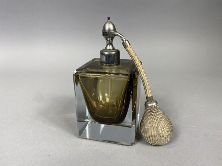 Marcel FRANCK - Flacon vaporisateur en cristal taillé fumé, bouchon en métal br…