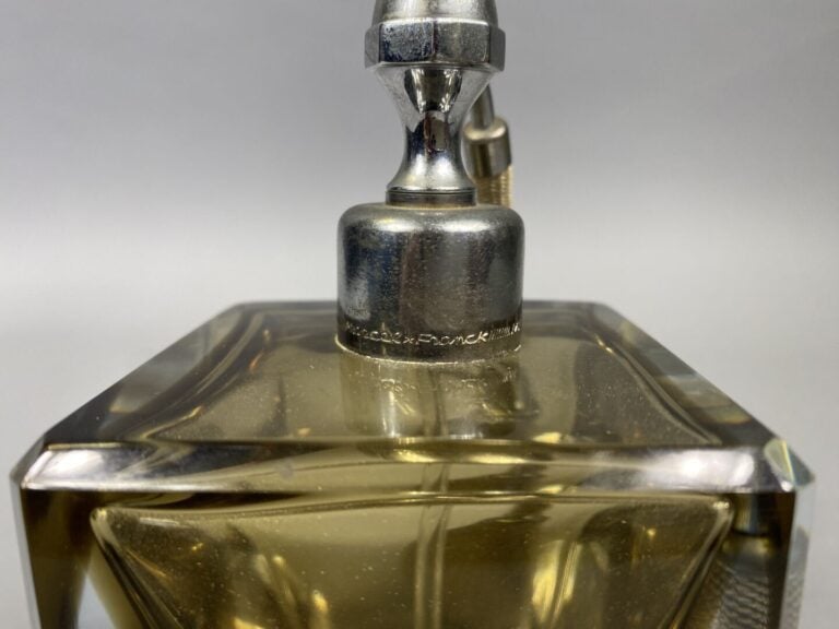 Marcel FRANCK - Flacon vaporisateur en cristal taillé fumé, bouchon en métal br…