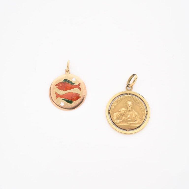 Médaille religieuse en or jaune (750) - Poids : 2.1 g - On joint une médaille e…