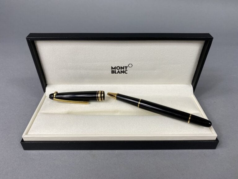 MONTBLANC, Meisterstuck - Stylo bille en résine noire et attributs dorés - Dans…