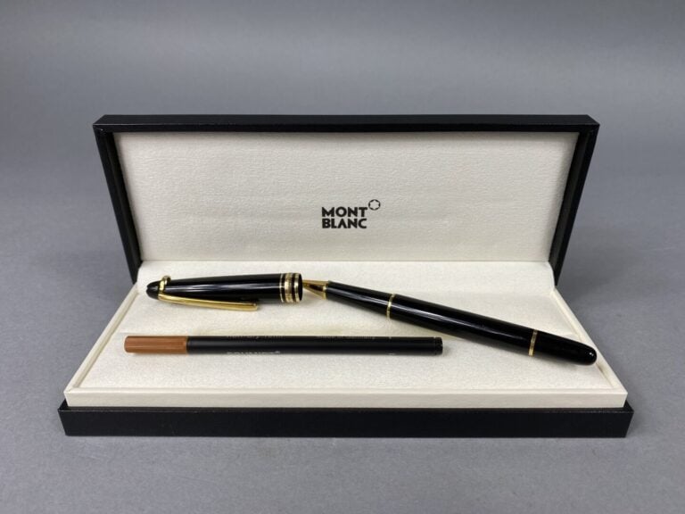 MONTBLANC, Meisterstuck - Stylo bille en résine noire et attributs dorés - Dans…