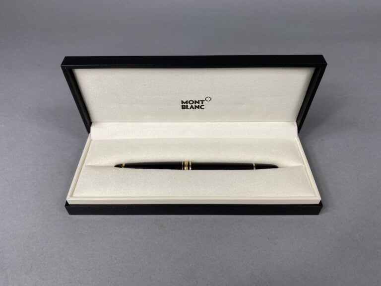 MONTBLANC, Meisterstuck - Stylo bille en résine noire et attributs dorés - Dans…