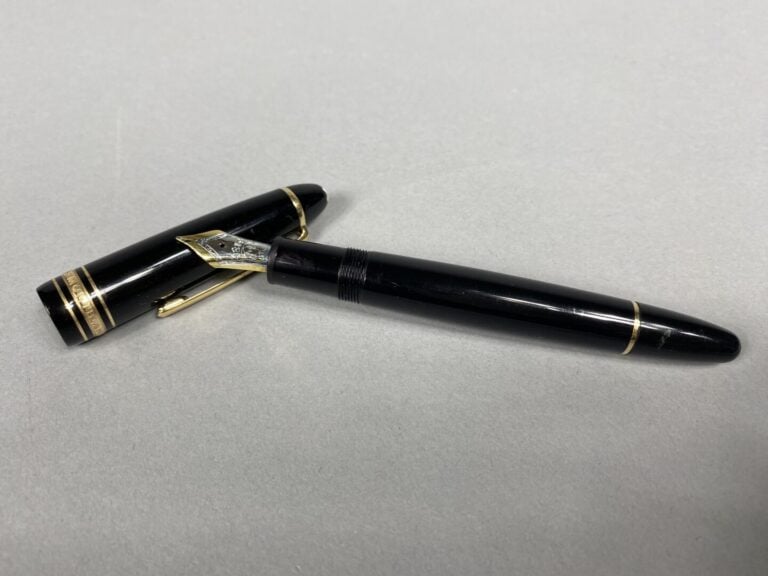 MONTBLANC, Meisterstuck - Stylo plume en résine noire et attributs dorés - (pet…