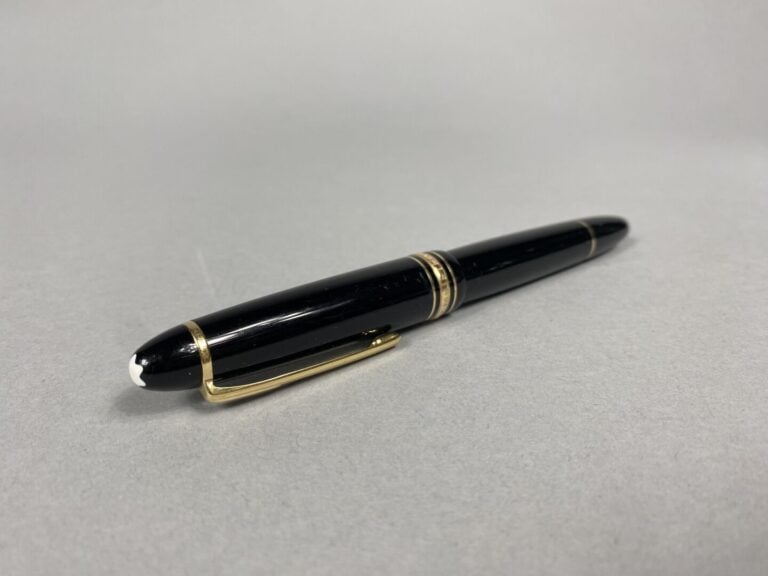 MONTBLANC, Meisterstuck - Stylo plume en résine noire et attributs dorés - (pet…