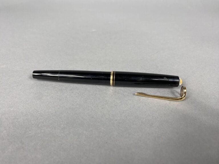 MONTBLANC - Stylo-plume en résine noire et attributs dorés (acc.) - Avec écrin…