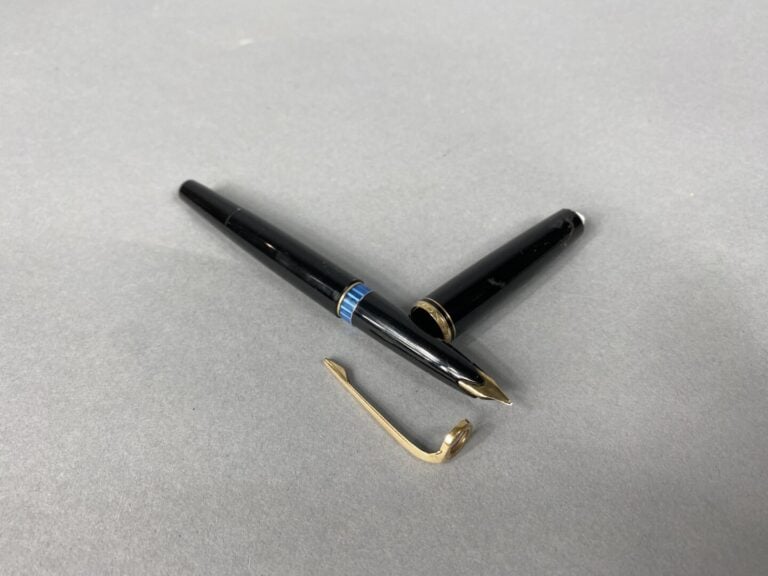 MONTBLANC - Stylo-plume en résine noire et attributs dorés (acc.) - Avec écrin…