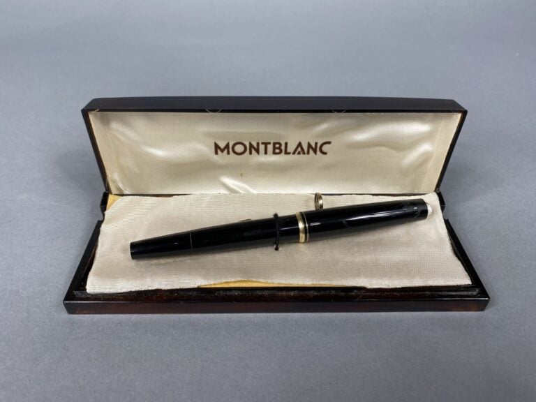MONTBLANC - Stylo-plume en résine noire et attributs dorés (acc.) - Avec écrin…