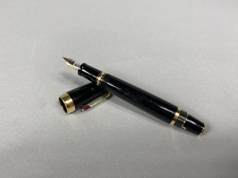 MONTBLANC - Stylo plume modèle Bohème en résine noire et attributs doré, le bou…