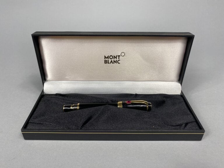 MONTBLANC - Stylo plume modèle Bohème en résine noire et attributs doré, le bou…