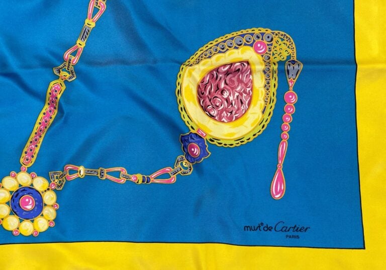 Must de CARTIER - Carré en twill de soie à motif de sautoir sur fond turquoise…