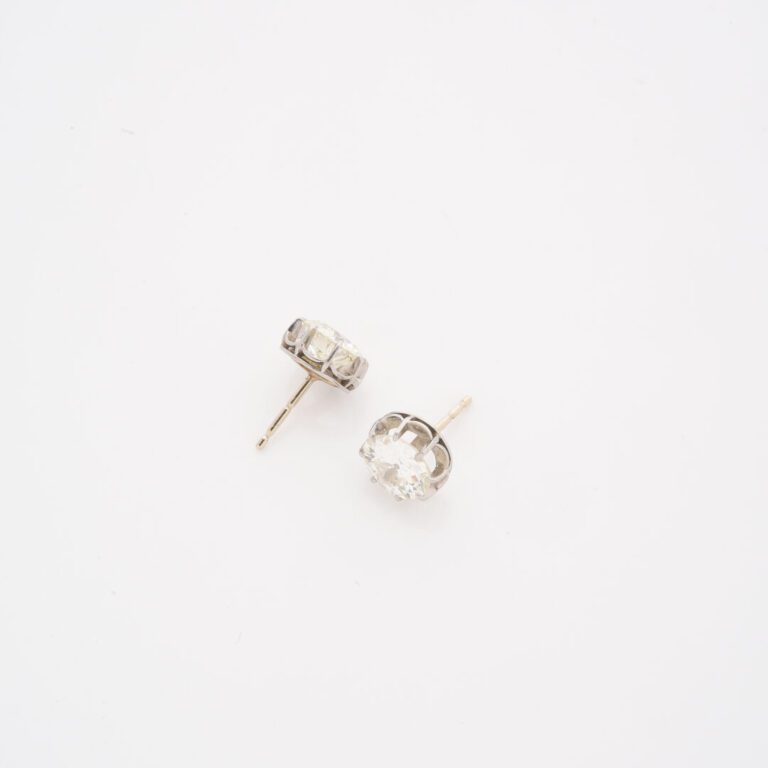 Paire de boucles d'oreilles en or gris (750) ornées chacune d'un diamant taille…