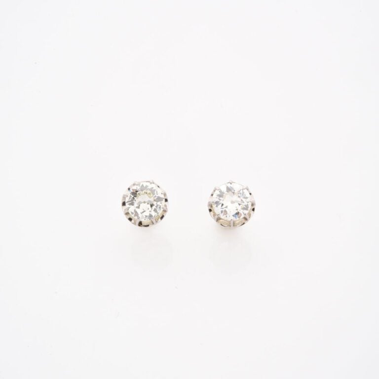 Paire de boucles d'oreilles en or gris (750) ornées chacune d'un diamant taille…