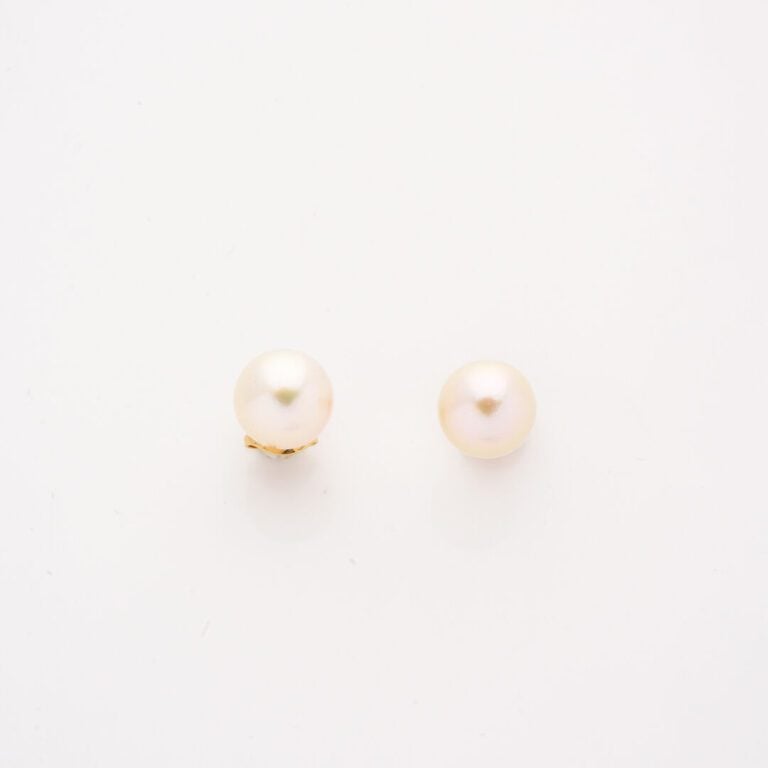 Paire de boutons d'oreilles en or jaune (750) ornés d'une perle de culture - Di…