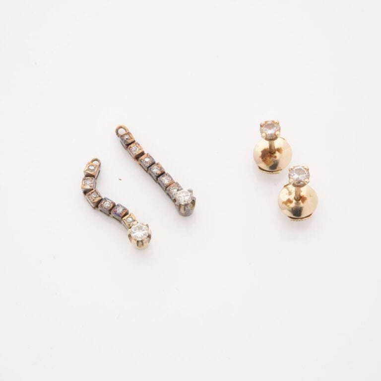 Paire de clous d'oreilles en or gris (750) ornés d'un diamant taille brillant d…