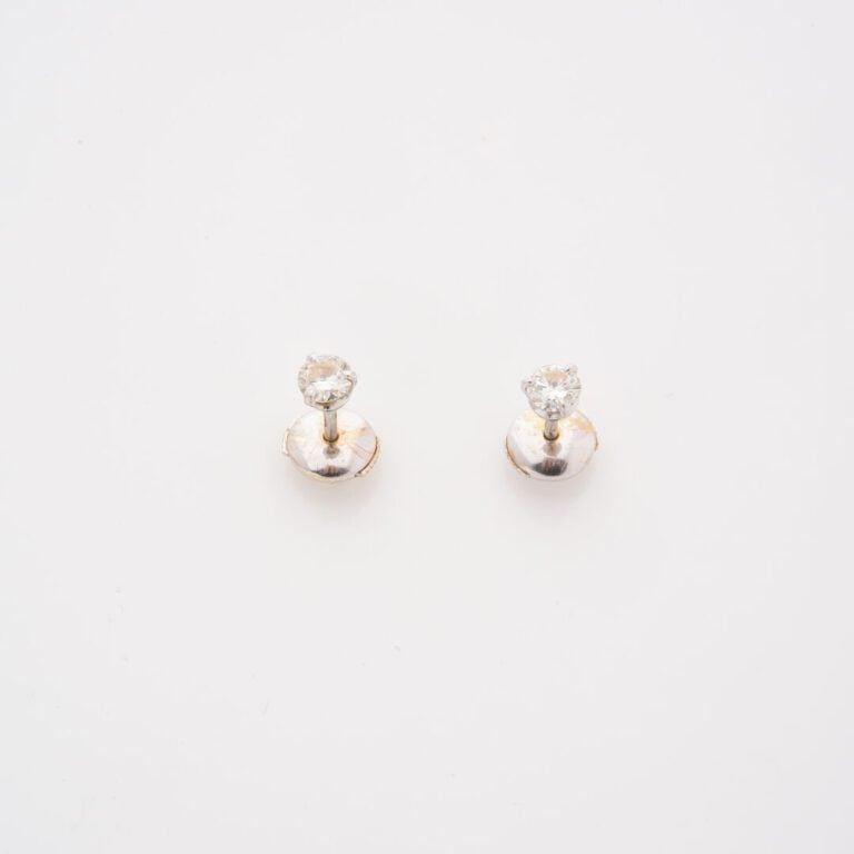 Paire de clous d'oreilles en or gris (750) ornés d'un diamant taille brillant e…