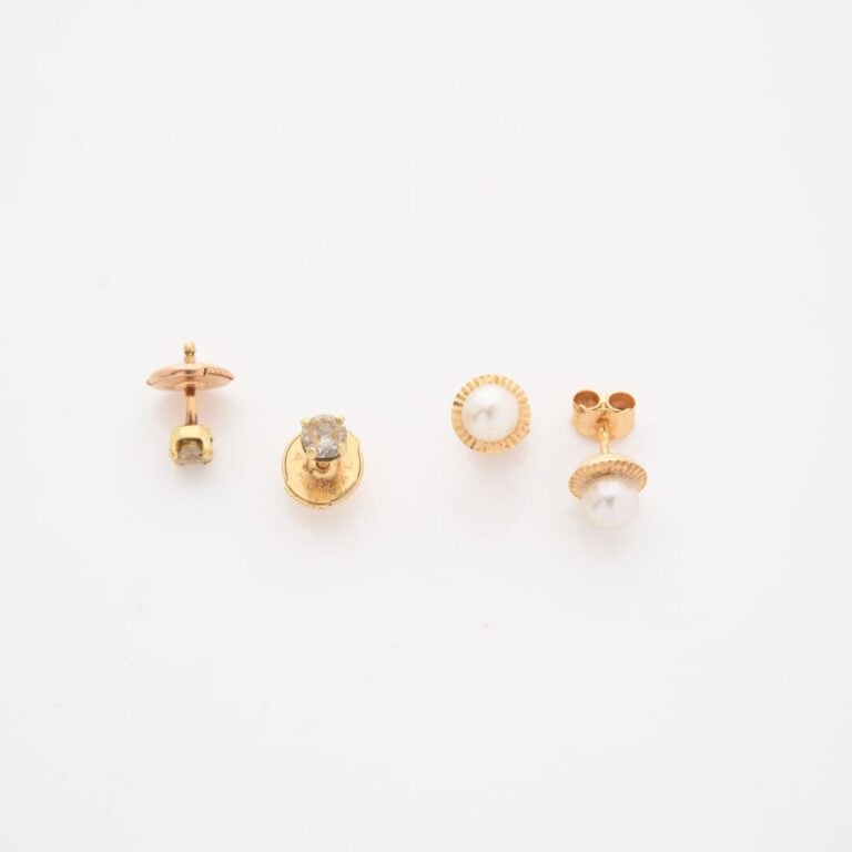Paire de clous d'oreilles en or jaune (750) ornés d'une perle de culture, entou…