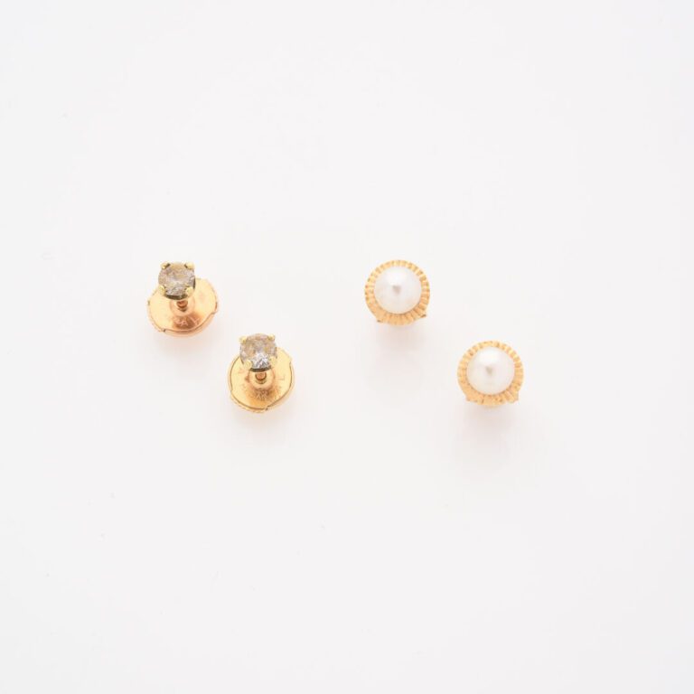 Paire de clous d'oreilles en or jaune (750) ornés d'une perle de culture, entou…