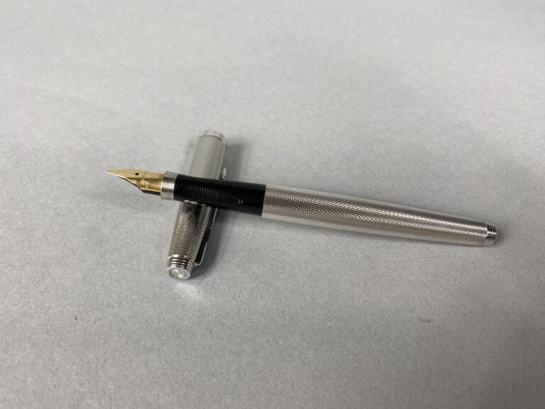 PARKER - Stylo-plume en métal argenté guilloché, plume or (750) - Avec écrin de…