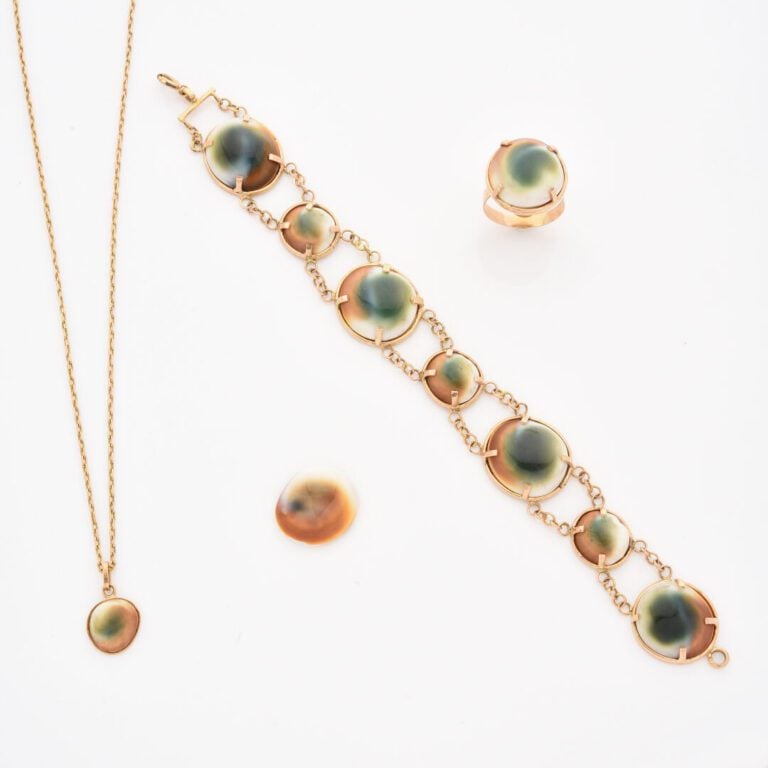 Parure en or jaune 14 K ? ornée de l'oeil de Sainte Lucie comprenant : - -un br…