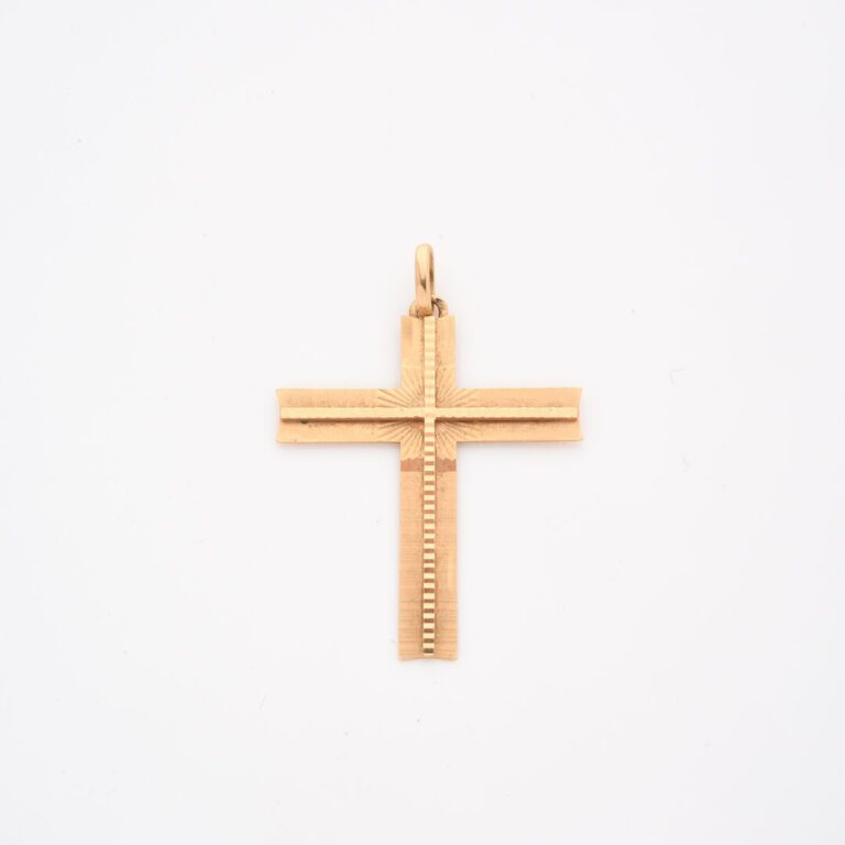 Pendentif croix en or jaune (750) à décor partiellement guilloché - Poids : 3.3…