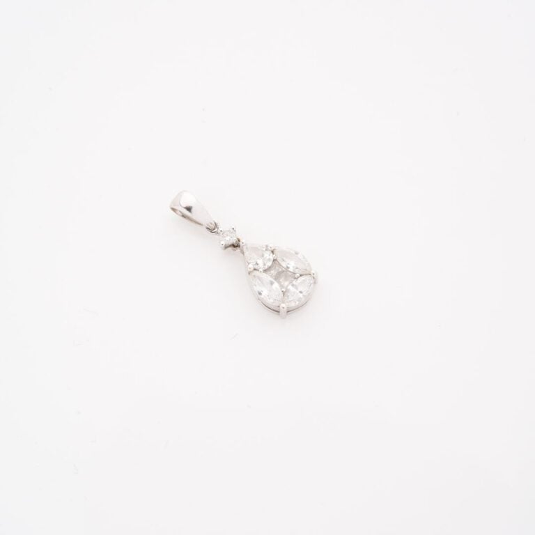 Pendentif de forme goutte en or gris (750) formé de trois diamants taille navet…