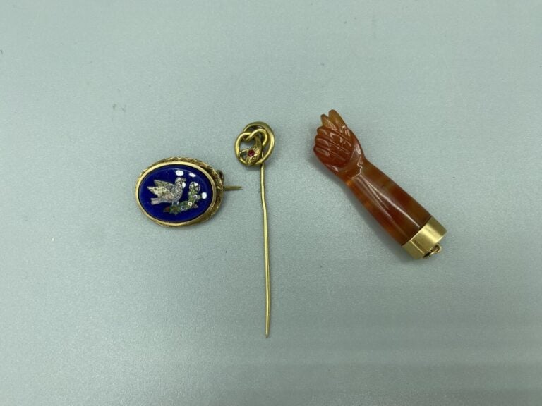 Petit lot or (585) comprenant : - -une broche ovale à décor micromosaïqué orné…