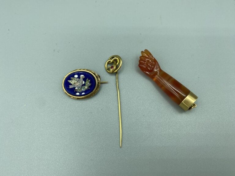 Petit lot or (585) comprenant : - -une broche ovale à décor micromosaïqué orné…